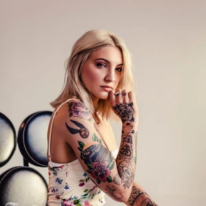  - Två biljetter till Julia Micheals som förra året vann årets artist och har klättrat upp på topplistor i både Europa och Nordamerika. Konserten är den 26 September på fryshuset i Stockholm. De är ståplatser som kostar 400kr styck och frakt är gratis. Ni får då dessa två biljetter till en nästan utsåld konsert på 40% rabatt. 