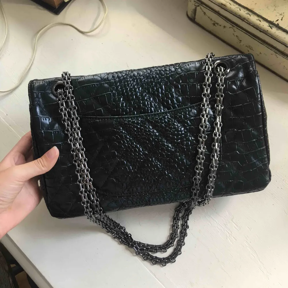 Chanel Reissue liknade väska. Köpt på amazon för 1200kr. Jättefint skick och väldigt rejäl och äkta, inte ”plastig”. Tror det är äkta läder. Fraktar endast. Väskor.