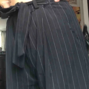  - Super snygga lösa brallor med smala blå och vita ränder, super sköna, använda ca 5 gånger och köpta för 300kr ~ <3