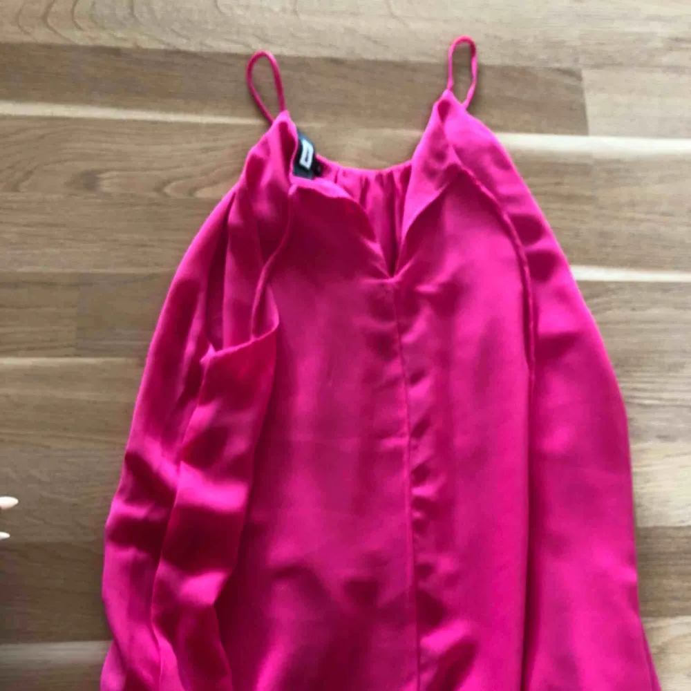 Snyggt linne i en djup rosa färg . Blusar.