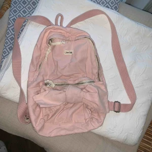  - Frakt ingår i priset. Aldrig använd! Super söt tygryggsäck från zara.