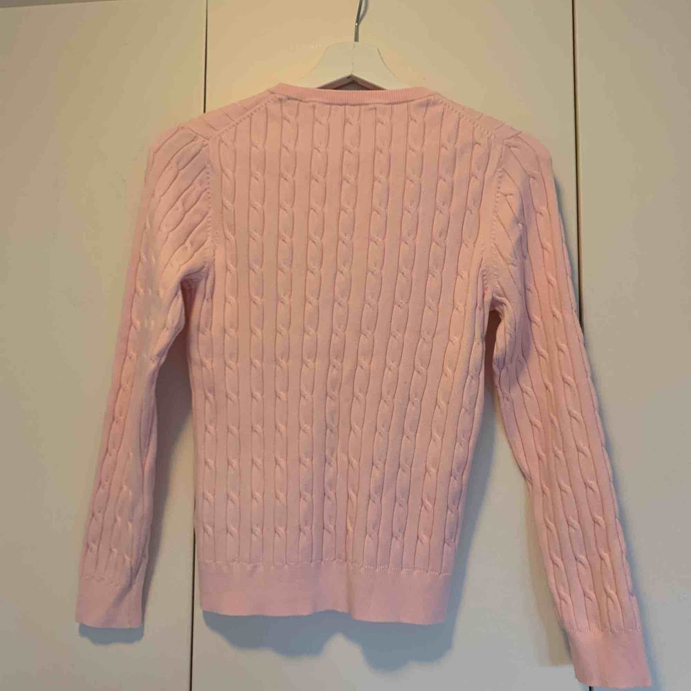 Rosa ribbstickad Gant tröja barnstorlek 170. Stickat.