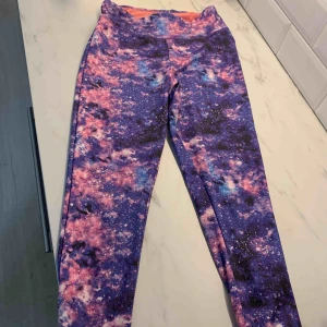  - Coola tränings thights, står att de är storlek 40 men de är mycket mindre, en 36 skulle jag säga, 70kr + frakt