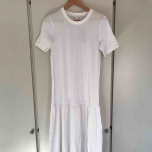  - Vit långklänning i Jersey-bomull