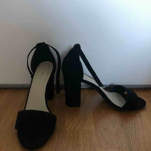  - Klackskor från Nelly Använda 1 gång  Som nya  Frakt tillkommer 