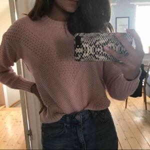  - En ljusrosa stickad tröja. Långarmad och väldigt skön att ha på sig. Då rosa inte riktigt är min färg är den knappt använd, frakt betalas av köparen💗