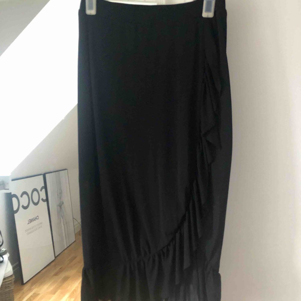 Trendig lång kjol med volang och slits, använd endast en gång och säljes pga att det inte riktigt är min stil Storleken är XS men skulle säga att den passar S och M okså Nypris 599kr. Kjolar.