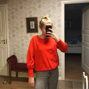  - En championtröja i Storlek L. Är vanligtvis en xs/s och sådär sitter den på mig! Nypris för den är 600kr så säljer för 250 + frakt 🥰
