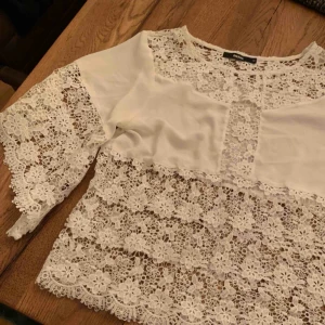  - Vacker spetsblus från Bikbok, storlek m. Köparen betalar frakten. 