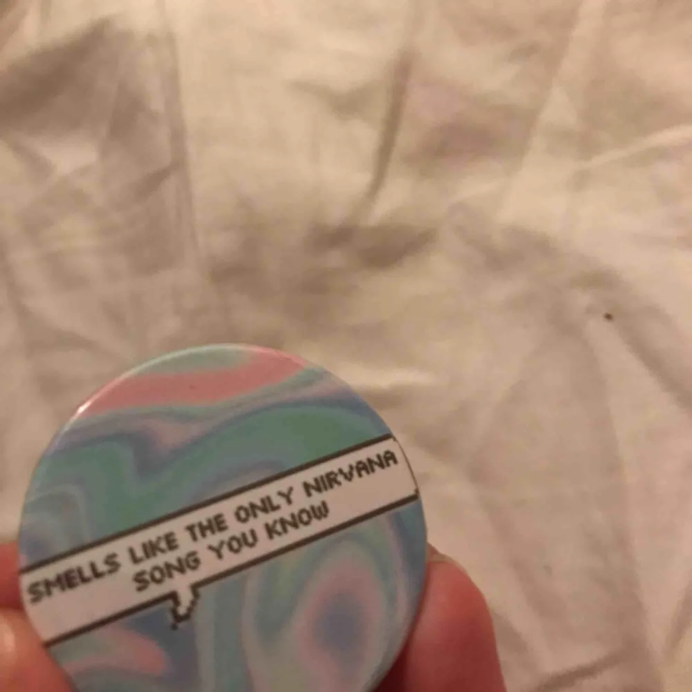 Jätte cool pin med texten ”smells like the only nirvana song you know” . Accessoarer.
