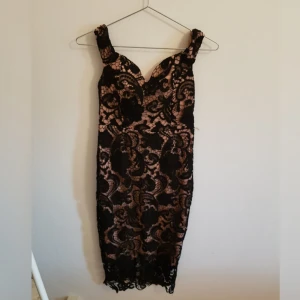  - Klänning, festklänning, spets. Skick: Använd under 2 tillfällen.  (+ frakt 54kr)  