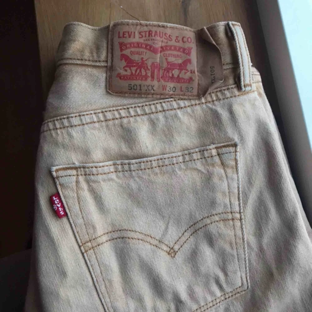 Gul/beiga Levis jeans, snygg passform och sköna i materialet . Jeans & Byxor.