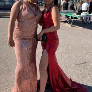  - Jättevacker röd balklänning❤️fint skick endast använd en kväll