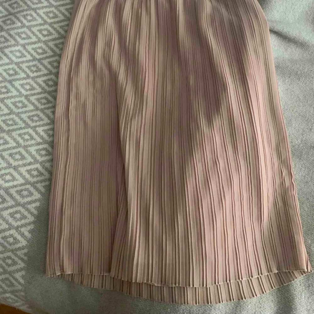 Vacker beige kjol från Zara, använd fåtal gånger.  Köparen står för frakten. Går till knäna . Kjolar.