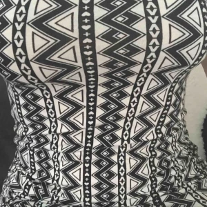  - Snygg klänning från HM som ger fina former, använd ett fåtal gånger. Frakt tillkommer, kan även mötas upp i Vetlanda,Jönköping och Varberg 