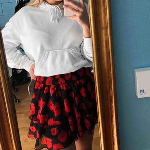  - Använd få gånger. I bra skick. Hög i midjan. Röda blommor. 