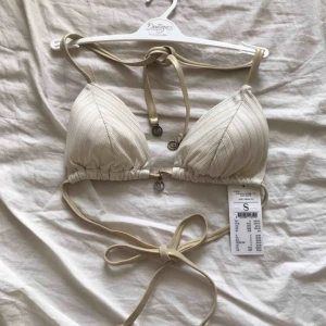  - Bikiniöverdel från Hunkemöller inköpt för 319 kr, säljs helt oanvänd med prislapp kvar pga att jag inte hann lämna tillbaka den.