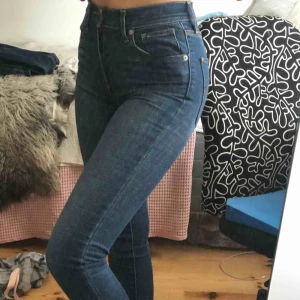  - Skinny jeans från Levi’s, bra skick (använda en gång ca). Har klippt de nere i benen så lite fransigt vid anklarna längst ner. Säljer pga för små, är 168 cm lång