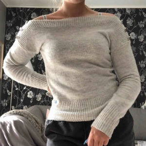  - Grå stickad tröja som jag köpte i London. Säljer pga ej min stil längre. Köpare står för frakt