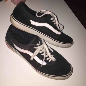  - Vans skor, väldigt fina, samt ganska använda, 130 ink frakt🌹 Inga respor eller skador :) 