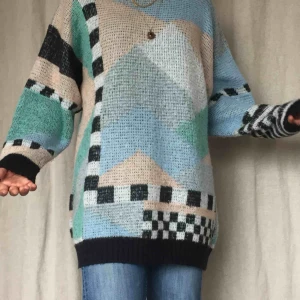  - Världens coolaste oversized tjocktröja som även fungerar att h som en klänning. Häftigt mönster och stickat material. Kan mötas på söder, annars står köparen för frakt❣️❣️❣️