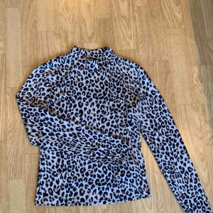  - Leopard polo i storlek Small, använd en gång.. för liten för mig :( 