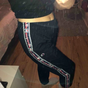  - Champion byxor i ett lite mer prassligt material. I väldigt bra skick. Köpta ifrån Plick tidigare men de kommer tyvärr inte till användning. Sitter jättebra på! Något små i storleken. Frakt betalas av köparen.