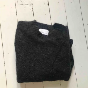  - Svart tröja som är modellen längre än normalt. 