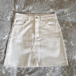  - Helt oanvänd och ny jeanskjol, i mycket bra skick. Jag säljer eftersom att den inte passar mig💕