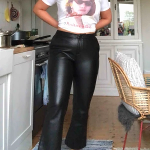  - Dessa balla croppade byxor från twist&tango är inköpta för 800kr men har tyvärr inte kommit till användning för mig, skulle säga att de passar en m/l och de är väldigt bekväma. De är i 100% PU vilket innebär att det är en läder imitation.