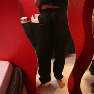  - Snygga moderna cargo pants! Knappt använda, bra skick! Köparen står för frakt