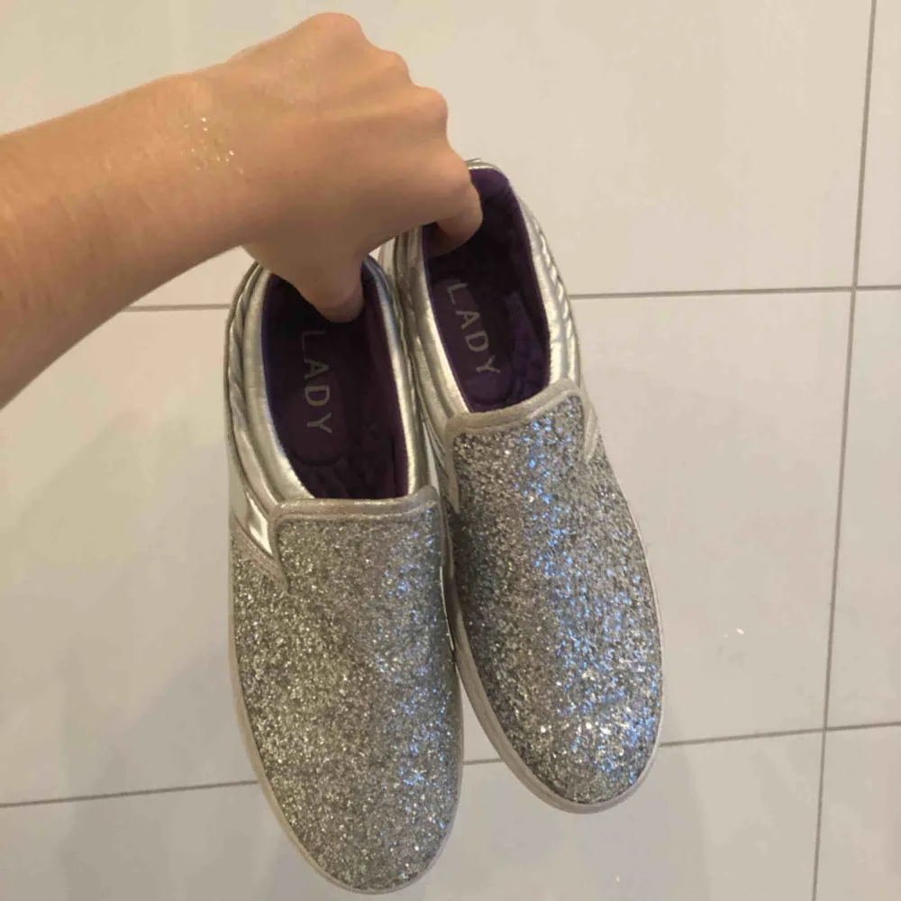 Säljer dessa snygga silver glittriga skorna från Lady.  Använda en gång, så alltså i väldigt bra skick. Kan mötas upp i Vänersborg annars står köpare för frakt.🌸. Skor.