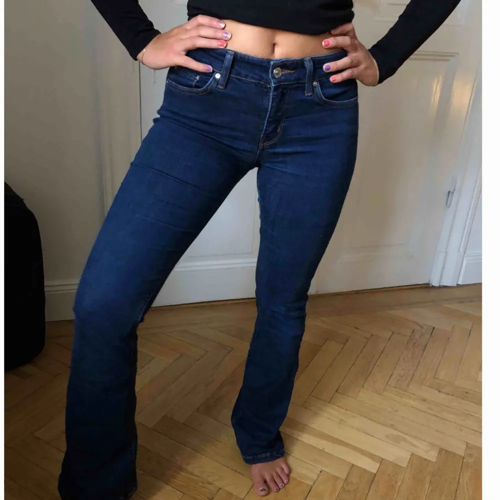 Bootcut jeans från Zara. Storlek 34. Jeans & Byxor.