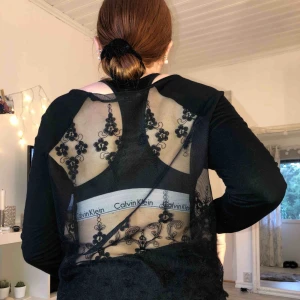  - Tröja från bikbok! Baksidan av tröjan har ett genomskinligt mönster, och framsidan är enbart helt svart. Möts upp i Linköping, annars står köparen för frakt ❤️❤️❤️