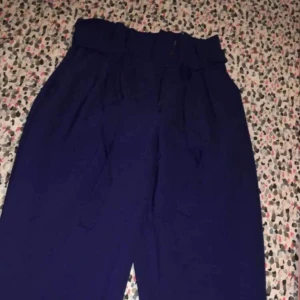  - Jätte finna byxor från Bik bok köpte de för 269kr men säljer de för 150kr använd par gånger. Köparen står för frakt.