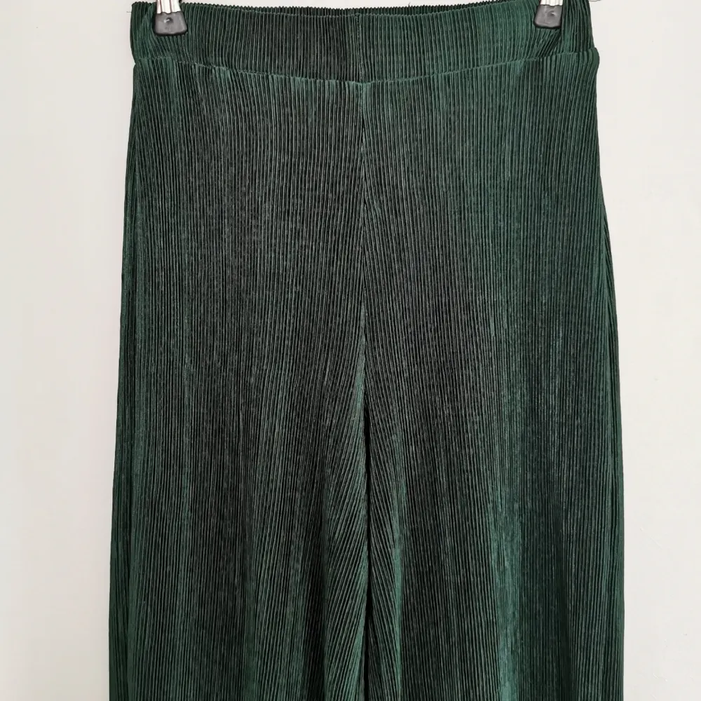 Gröna plisserade byxor med resår i midjan från Bik bok, strl xs, frakt ingår i priset 💚. Jeans & Byxor.