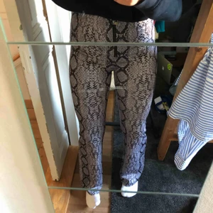 Ormskinnsmönstrad byxa - Så så snygga ormskinnsmönstrade byxor med dragkedja, använda max 3 gånger
