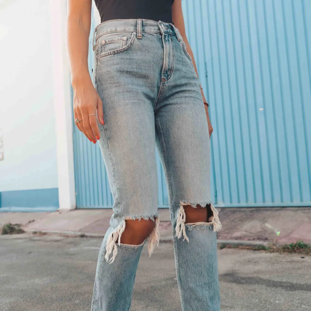 As snygga jeans från Gina Tricot! Tyvärr kommer dessa aldrig till användning pga fel storlek, endast provade, prislapp sitter kvar (nypris 599kr) . Jeans & Byxor.
