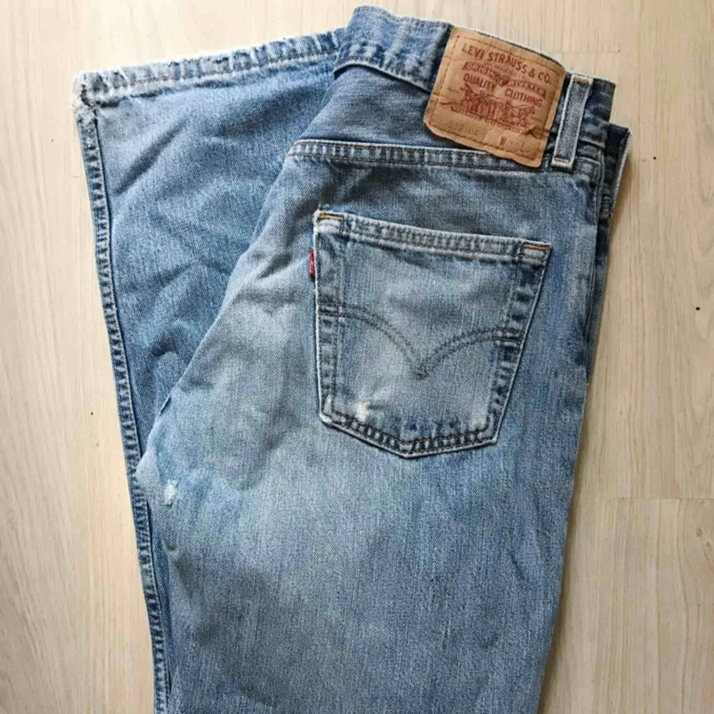 Supersnygga Levis-jeans som tyvärr är för stora för mig. Hög midja och raka ben lite bootcut modell. W32 L32. Snygg slitning på ena benet. 200+frakt. Jeans & Byxor.