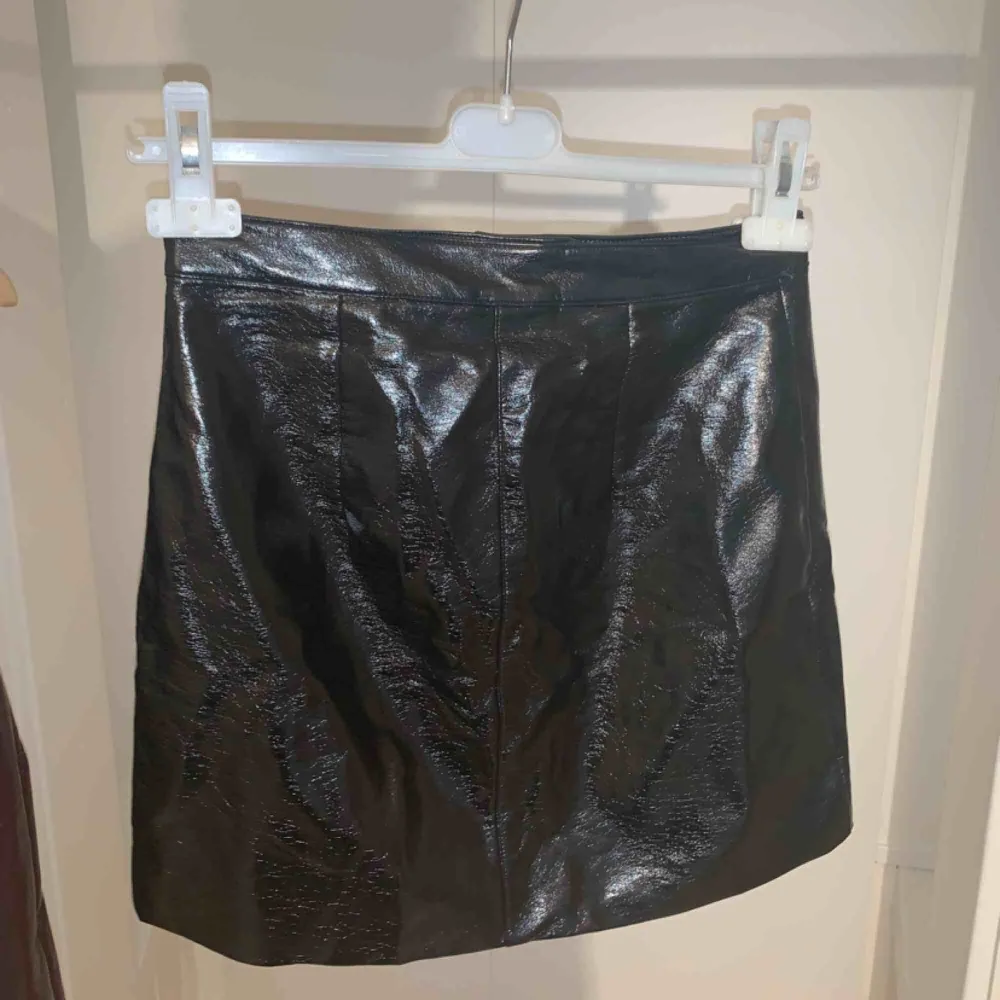 Supersnygg kjol i fakeläder från H&M som bara använts en gång och nu tyvärr blivit för liten</3 alltså i toppenskick! Dragkedjedetalj på framsidan. Pris 100 kr+ 55 kr!. Kjolar.