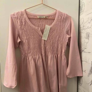  - Helt ny blus från House of Lola. Inköpt för 750kr säljer för endast 450kr! 