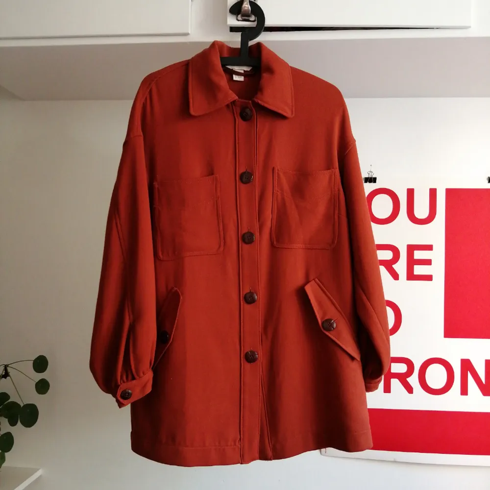 Rostfärgad overzise kappa från H&M. Går en bit över rumpan och har stora puffiga ärmar. . Jackor.