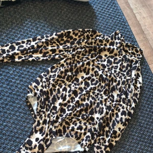  - Body i leopard mönster 