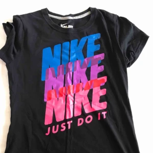  - Supersnygg Nike tränigströja, knappt använd. Storlek L (barn???) men sitter som en S. Brukar ha XS/S/M som referens  50kr + frakt