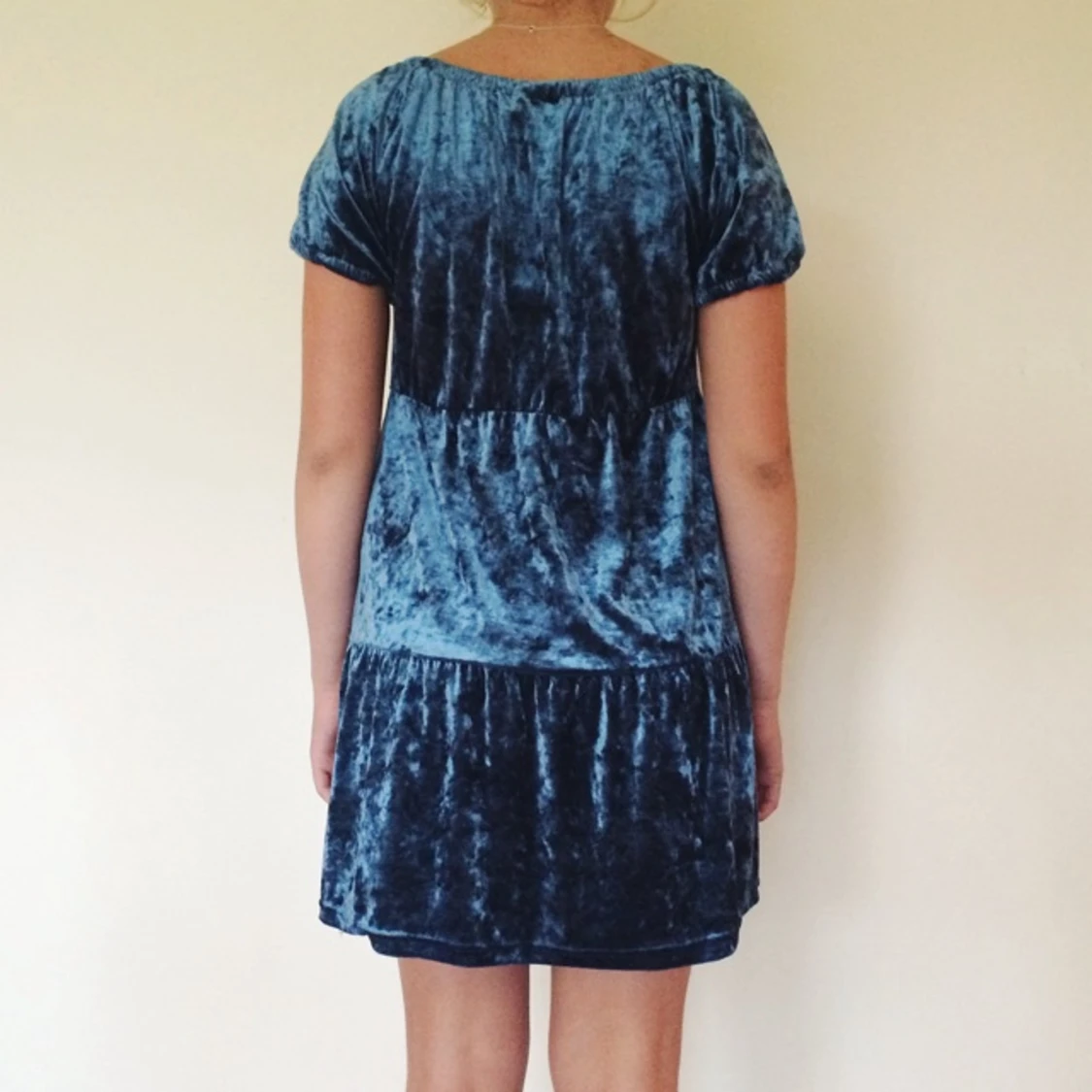 Turkos/blå klänning i plysch. Förr uppsydd till kortare modell men inga spår av sömmen. - 1412426590