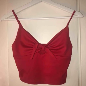  - Söt liten topp, använd vid 3 tillfällen då den inte riktigt passar min stil. Klippt bort lappen så vet inte vilken storlek eller märke men den sitter som en xs