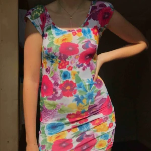  - Somrig åtsittande klänning med väldigt fin rygg samt axelvaddar som går att ta bort om man önskar det! 