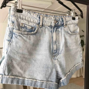  - Mom shorts från Ginatricot