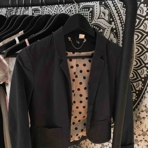  - Gråsvart kavaj, något croppad. Skitsnyggt till en basic outfit. Fått den av min syrra och är aldrig använd av mig (fåtalet ggr av henne). Frakt tillkommer ✨✨