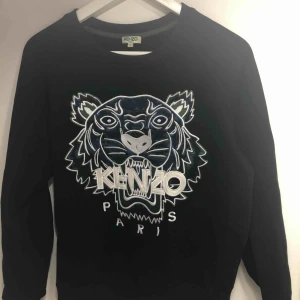  - Snygg, basic Kenzo tröja i strl S. Den är givetvis äkta men har tyvärr inte kvittot kvar.  Köpt på kenzos egna hemsida. Nypris 2000kr